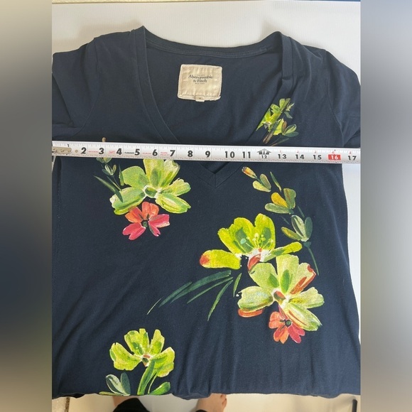 Abercrombie & Fitch Navy Blue Tropical
Floral Knit V Neck Size Medium - Picture 9 of 14